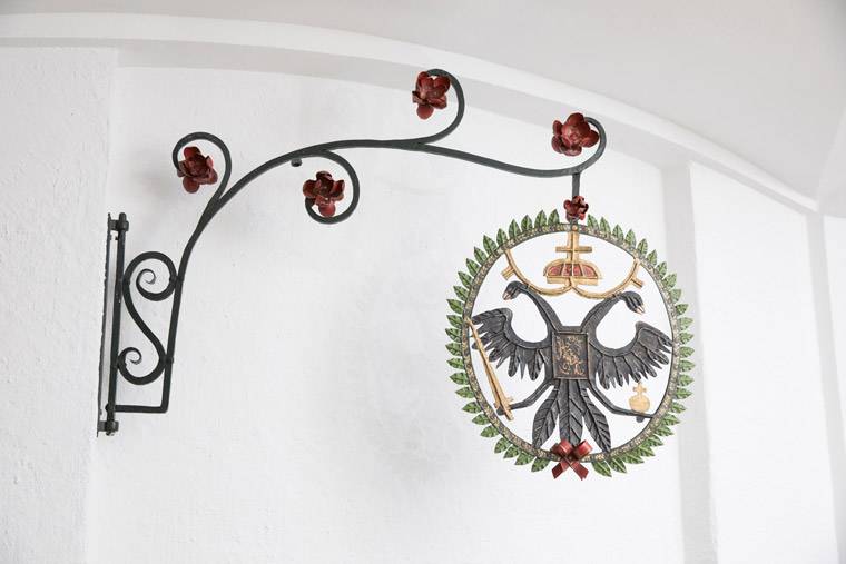 Wappen beim Eingang der Kanzlei Cording in Deggendorf